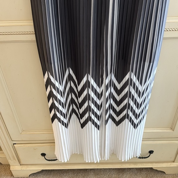 NWT Trouve pleated Zigzag Maxi Skirt - size S black/white - Picture 3 of 10